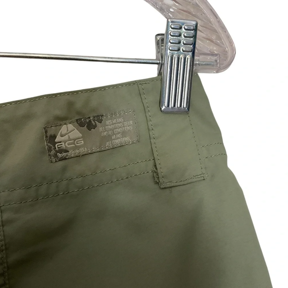 NIKE ACG sz 10 Women’s Cargo Shorts Pockets Belt Loops Hiking Adventuring Green